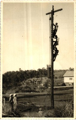 A construção da rede para energia elétrica iniciou em 1968,mas sua ligação foi em 10/08/1970.