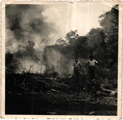 Lúcio Schneider e ajudante,abril de 1953.Hoje neste local fica a praça municipal.